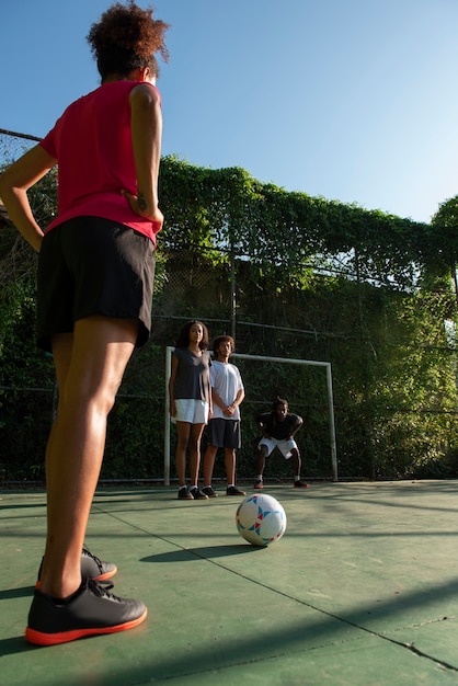 Foto full shot vrienden die voetballen