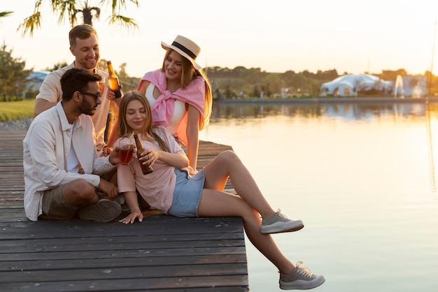 Full shot vrienden met heerlijke kombucha buitenshuis