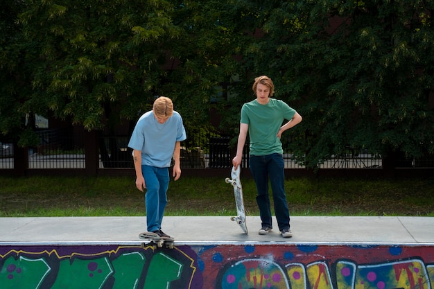 Foto full shot vrienden met skateboards buiten