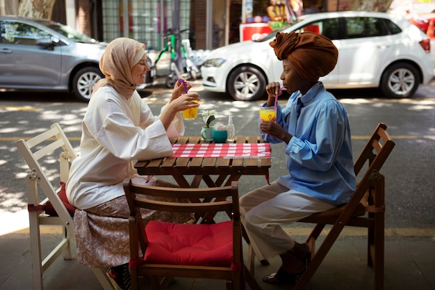 Foto full shot vrouwen die sap drinken