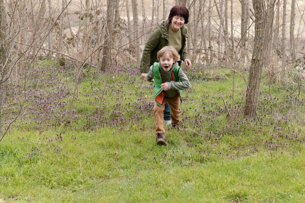 写真 フルショットの女性と子供が楽しんでいます