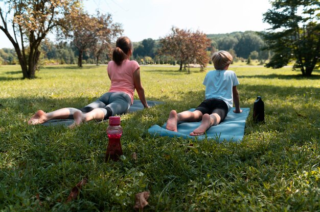 Фото Женщина и ребенок в полный рост на ковриках для йоги