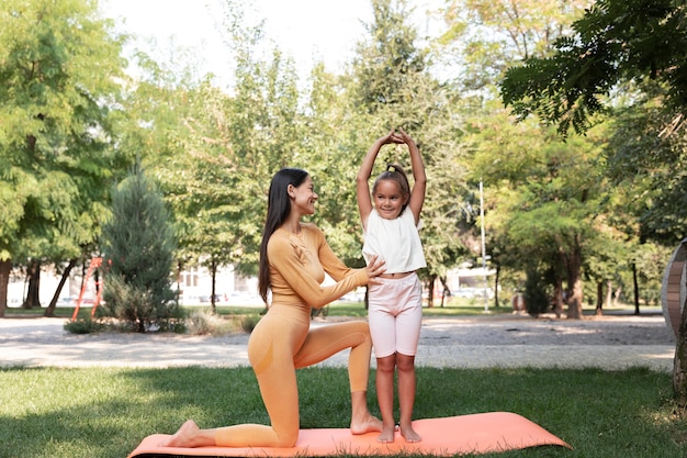 写真 フルショットの女性と子供屋外