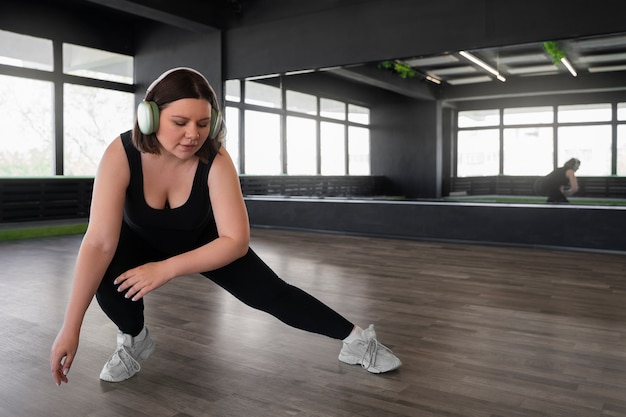 写真 スタジオでダンスをしている女性のフルショット