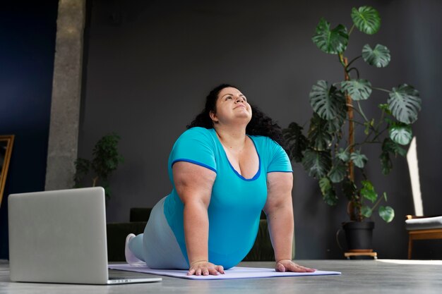 Photo full shot woman exercising at gym