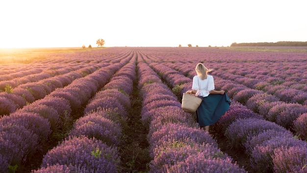 Colpo pieno della donna nel giacimento di fiore