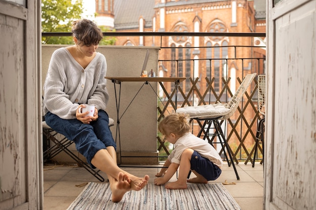 Photo full shot woman and girl on balcony