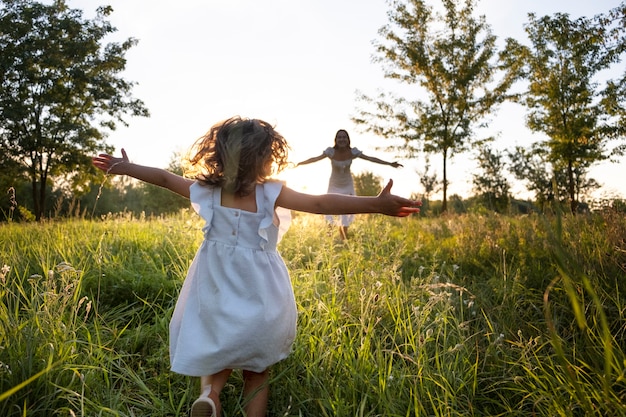 Photo full shot woman and girl in nature