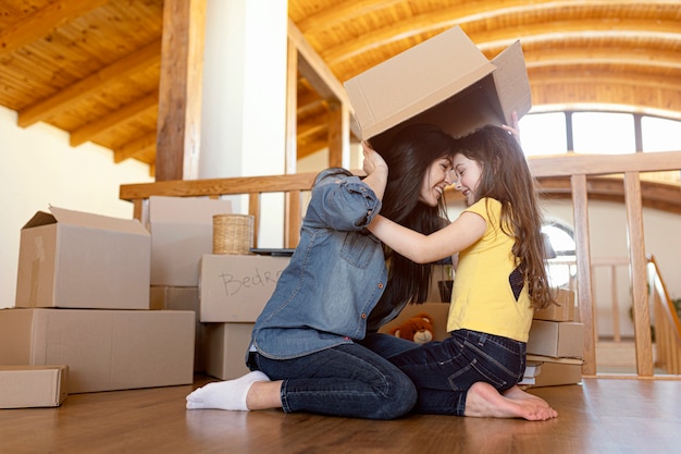 Photo full shot woman and girl with box