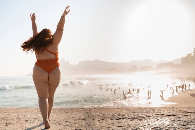 Photo full shot woman having fun at beach