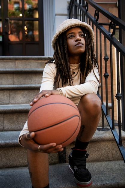 Foto donna a tutto campo che tiene palla da basket