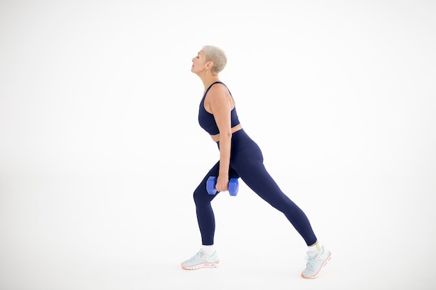 Photo full shot woman holding dumbbells