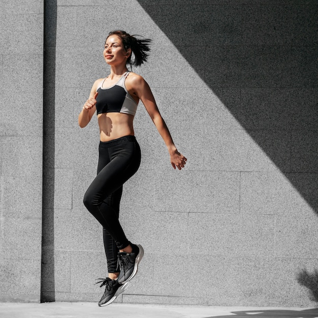 写真 フルショットの女性ジャンプ