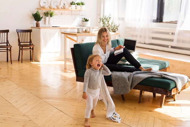 Photo full shot woman and kid at home