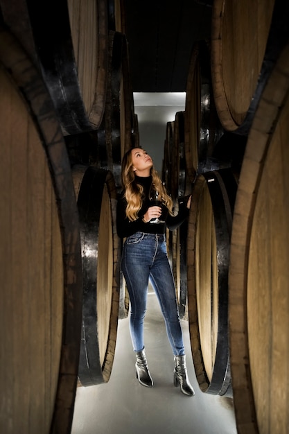 Photo full shot woman looking at barrels