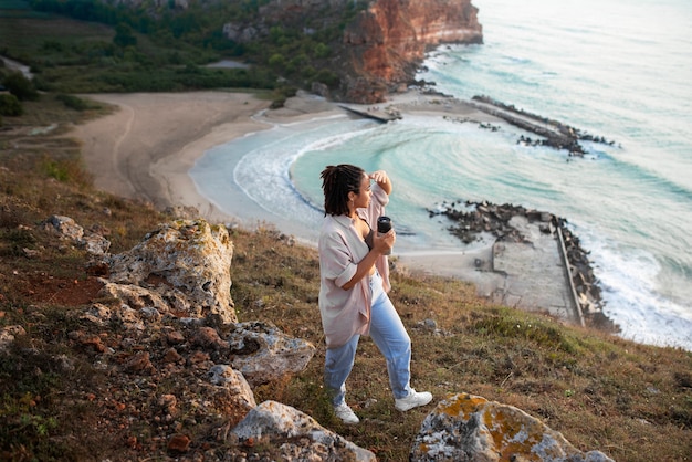 Foto foto a figura intera in natura