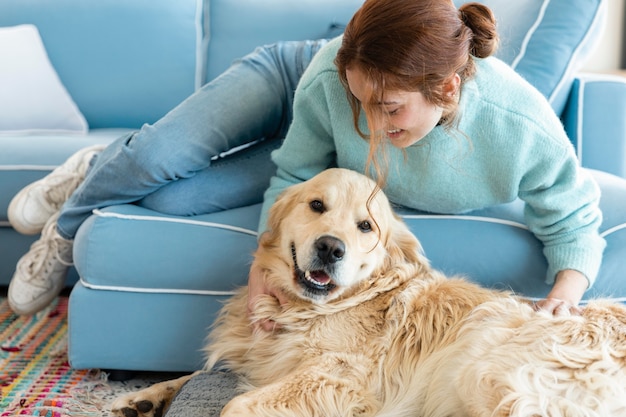 Foto donna piena del colpo che gioca con il cane