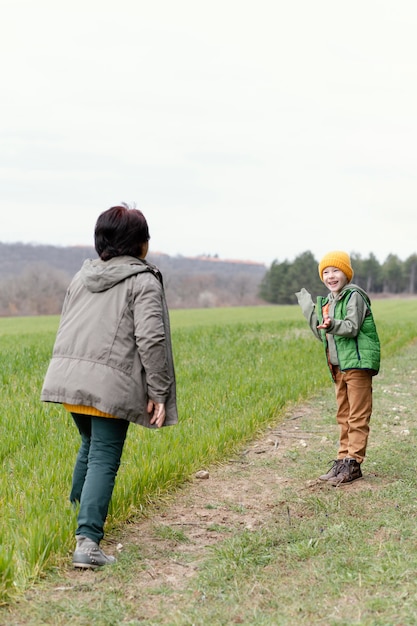 写真 子供と遊ぶフルショットの女性