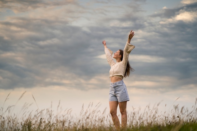 Photo full shot woman posing outdoors