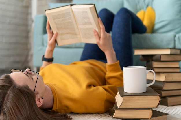 Photo full shot woman reading book