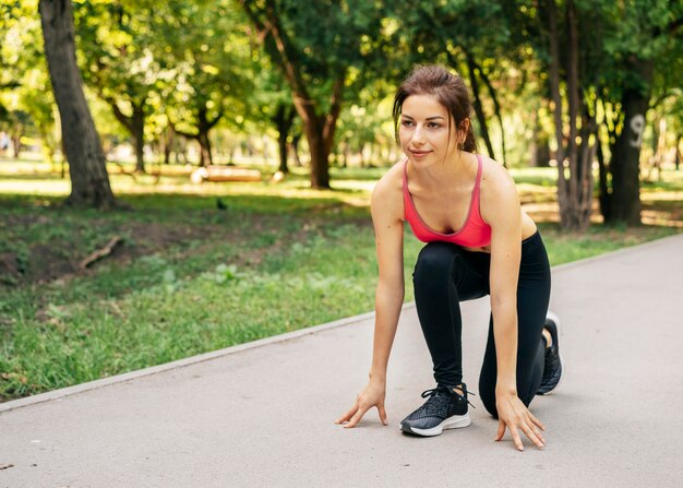 写真 走る準備ができているフルショットの女性