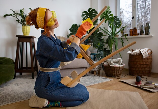 Photo full shot woman restoring furniture