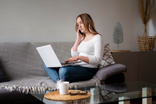 Photo full shot woman sitting on couch