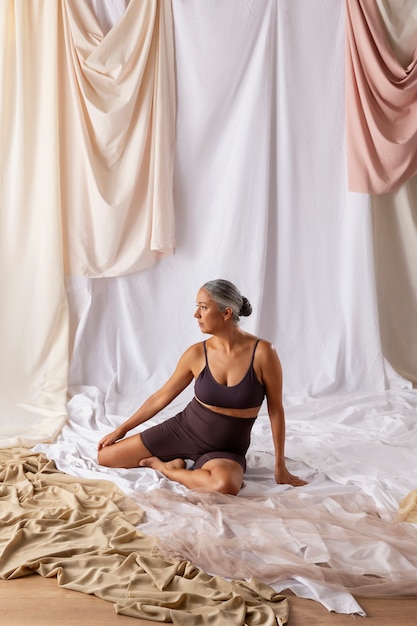 Photo full shot woman sitting on floor