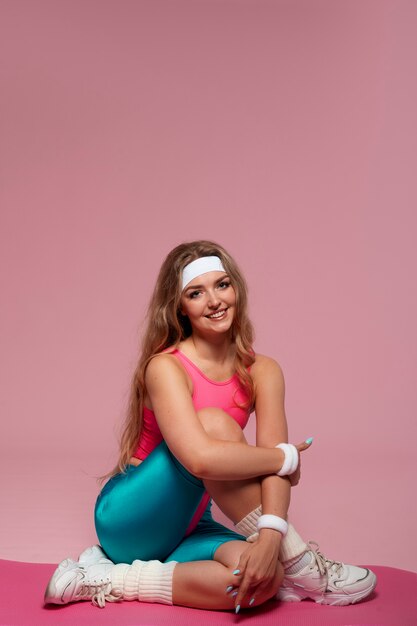 Photo full shot woman training with  80's outfit