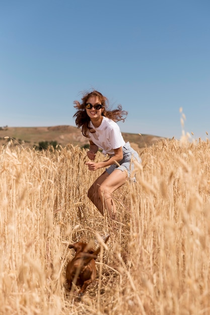 Foto donna a tutto campo che viaggia con il cane