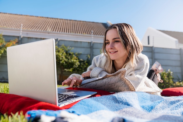 Photo full shot woman using laptop outdoors