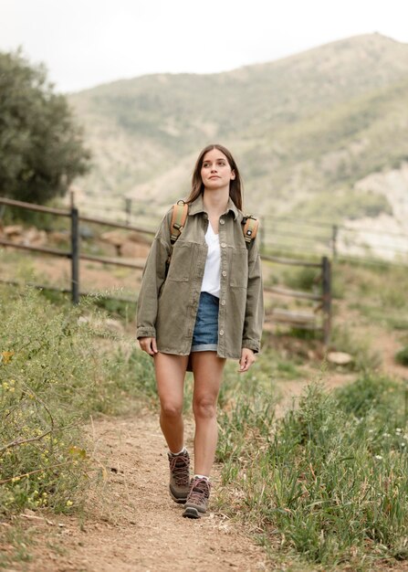 写真 屋外を歩くフルショットの女性