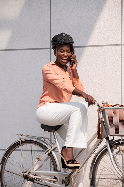 Foto donna a tutto campo con bicicletta e casco