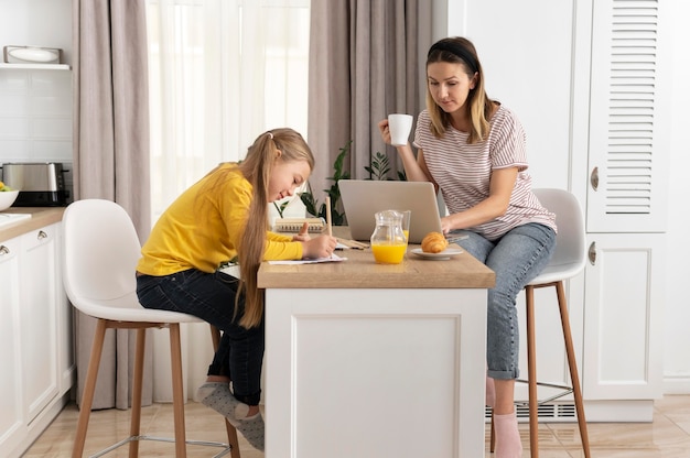 写真 女の子と自宅で働くフルショットの女性