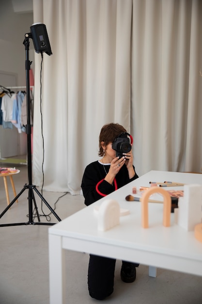 Photo full shot woman working in photography studio