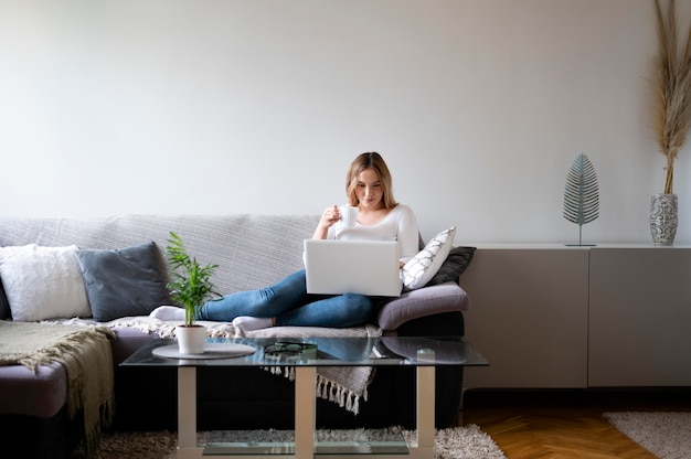 Photo full shot woman working remotely