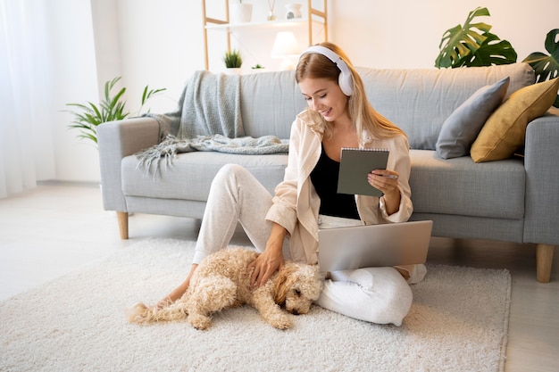 タブレットで働くフルショットの女性