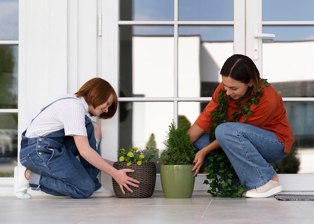 Foto donne a figura intera che decorano la porta d'ingresso