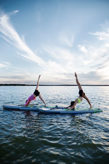 写真 海辺でヨガをしているフルショットの女性