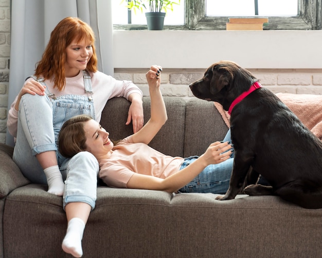 Photo full shot women laying on couch