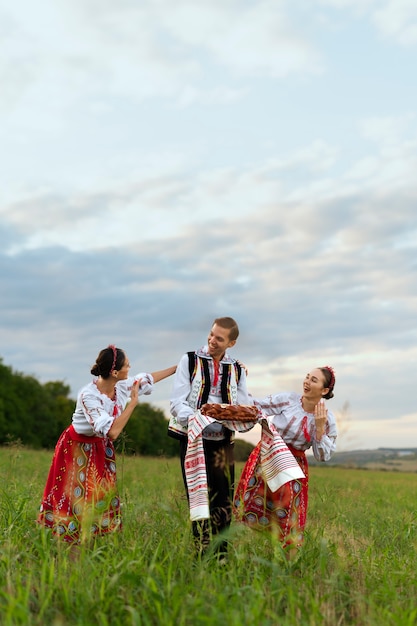 Photo full shot young people in traditional clothes