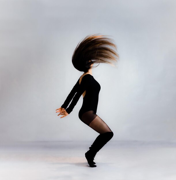 Photo full shot young woman ballerina and dancer