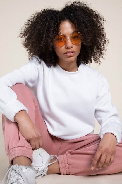 Photo full shot young woman with sunglasses