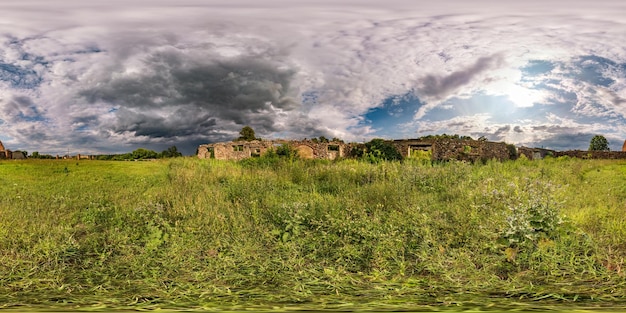 Полная сферическая бесшовная панорама hdri с углом обзора 360 градусов возле стен заброшенного разрушенного каменного здания фермы с красивыми облаками в равнопрямоугольной проекции VR AR содержание виртуальной реальности