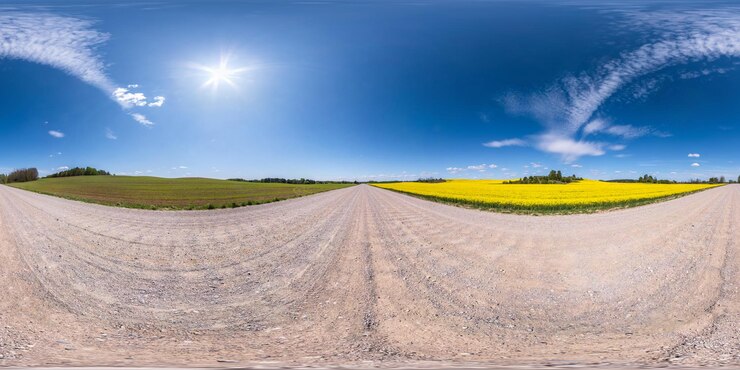 Photo 正距円筒図法vrarコンテンツで曇り空の菜種畑の間の交通のない白い砂利道の完全な球形のシームレスなパノラマ360度の角度のビュー