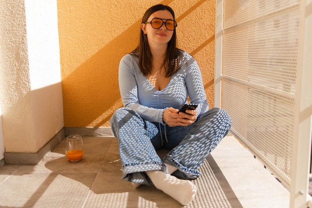 Punto di vista completo della donna attraente in occhiali da sole gialli