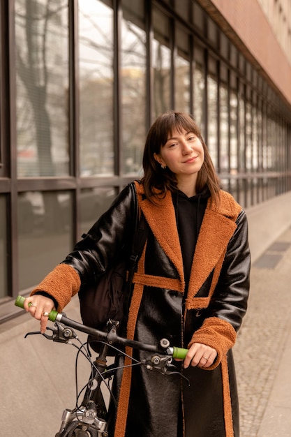 カメラを見ている自転車と女性の全景