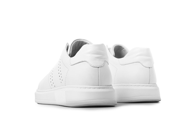 Sneakers completamente bianche isolate su sfondo bianco