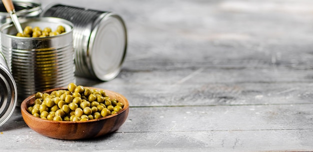 Photo full wooden plate with canned green peas