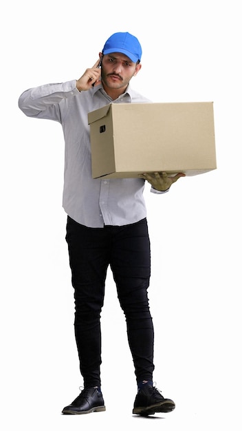 Foto corriere maschio a tutta lunghezza che tiene una scatola su uno sfondo bianco